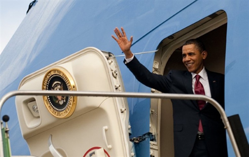 Obama acenando do avião — Foto: AFP