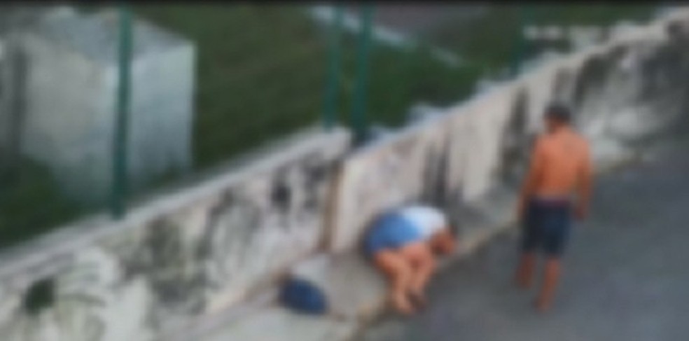 Homem deu empurrões, socos, puxões de cabelo, chutes e bateu a cabeça da mulher em uma calçada no viaduto da Leste-Oeste, em Fortaleza. — Foto: Reprodução