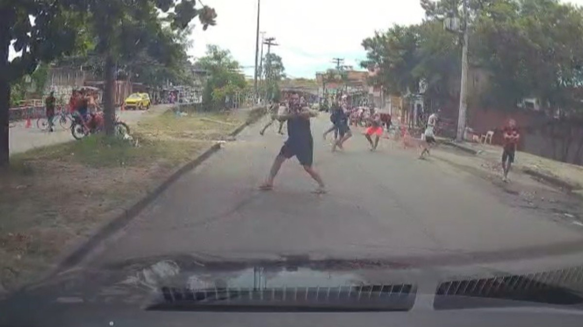 Criminosos armados param o trânsito e atravessam a Rua Leopoldo Bulhões; VÍDEO