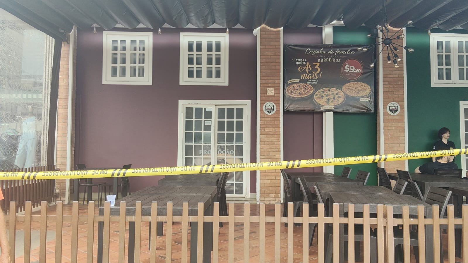 Homem é morto a tiros dentro de pizzaria em Taguatinga, no DF