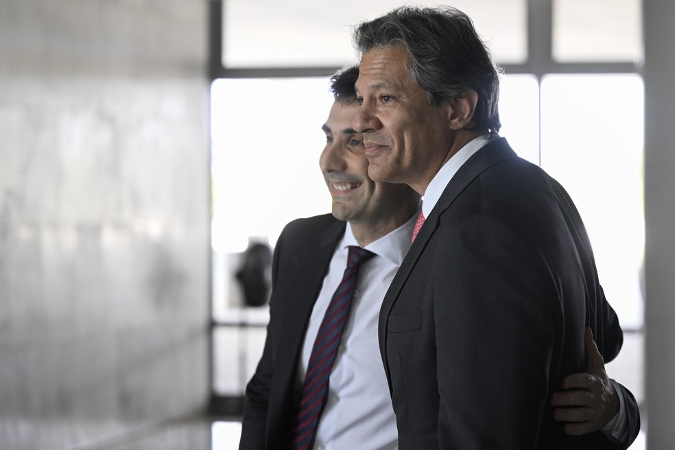 Ministro da Fazenda, Fernando Haddad anúncia Gabriel Galípolo para Presidente do Banco Central, durante coletiva nesta quarta-feira, 28 de agosto no Palácio do Planalto. — Foto: MATEUS BONOMI/AGIF - AGÊNCIA DE FOTOGRAFIA/ESTADÃO CONTEÚDO