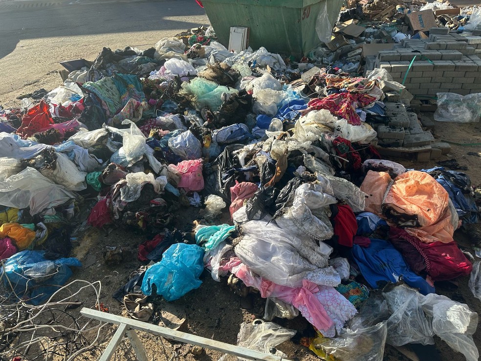 Roupas infantis queimadas em incêndio em Mossoró — Foto: Iara Nóbrega/Inter TV Costa Branca