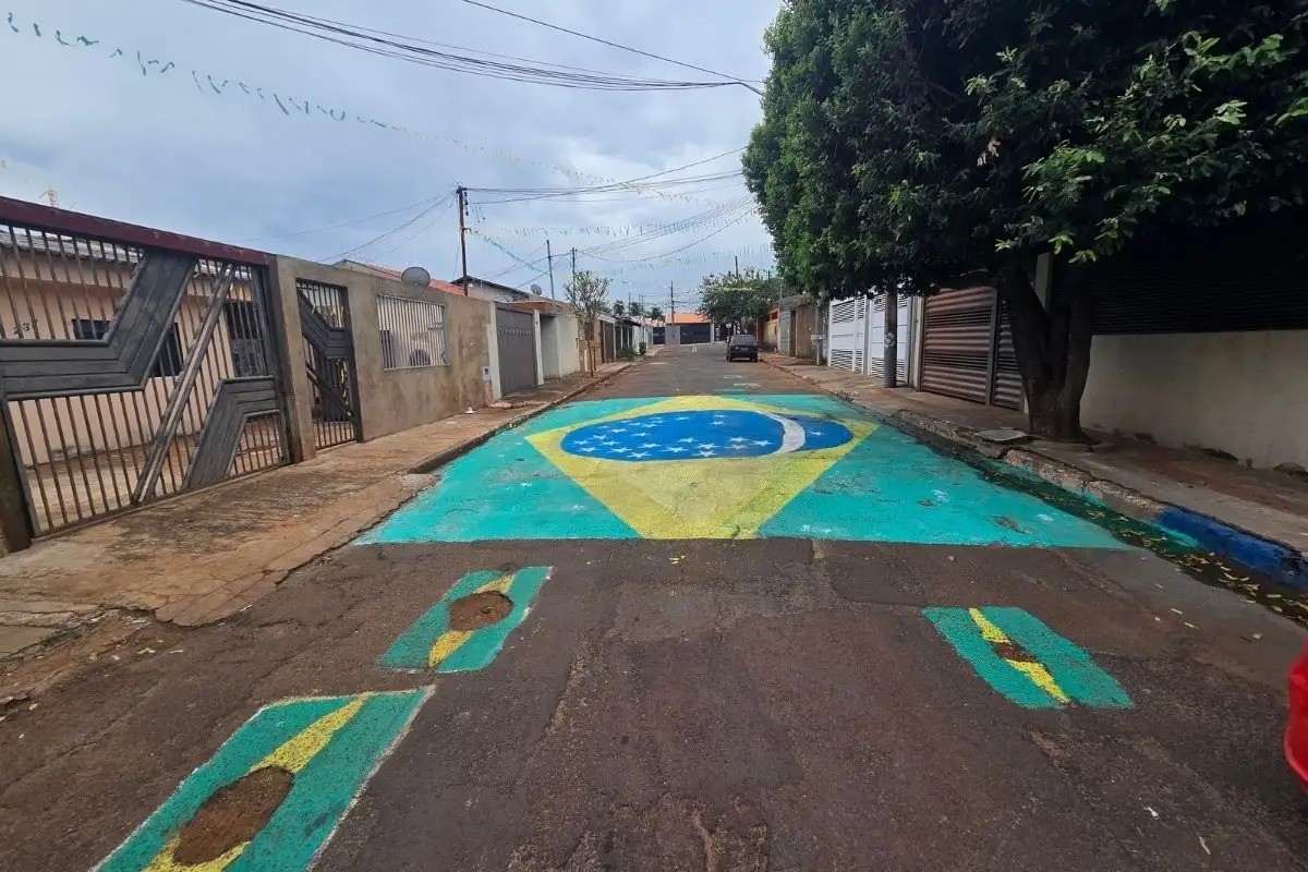 'Ninguém tapa, pintamos': rua é pintada com bandeiras do Brasil e nem buracos escapam em Campo Grande