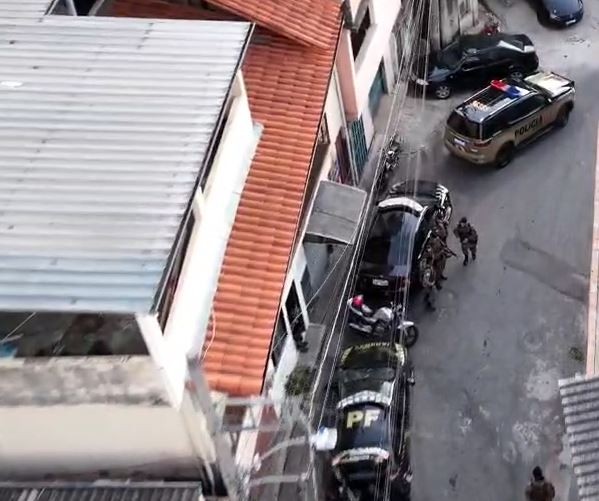 PF e PM realizam operação contra tráfico de drogas, armas ilegais e lavagem de dinheiro na Grande BH