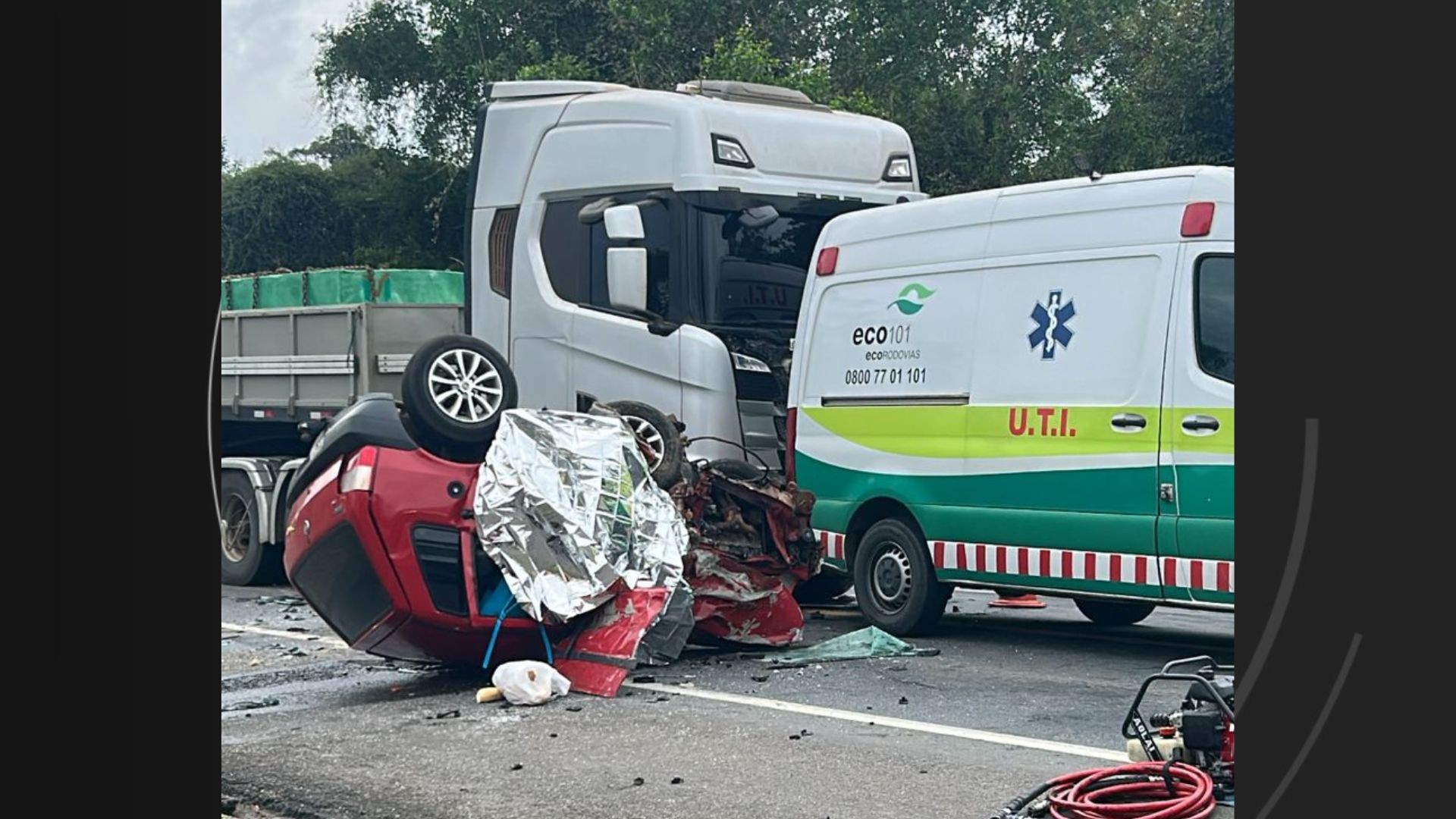 Homem morre em acidente entre carro e caminhão e BR-101 é interditada no ES