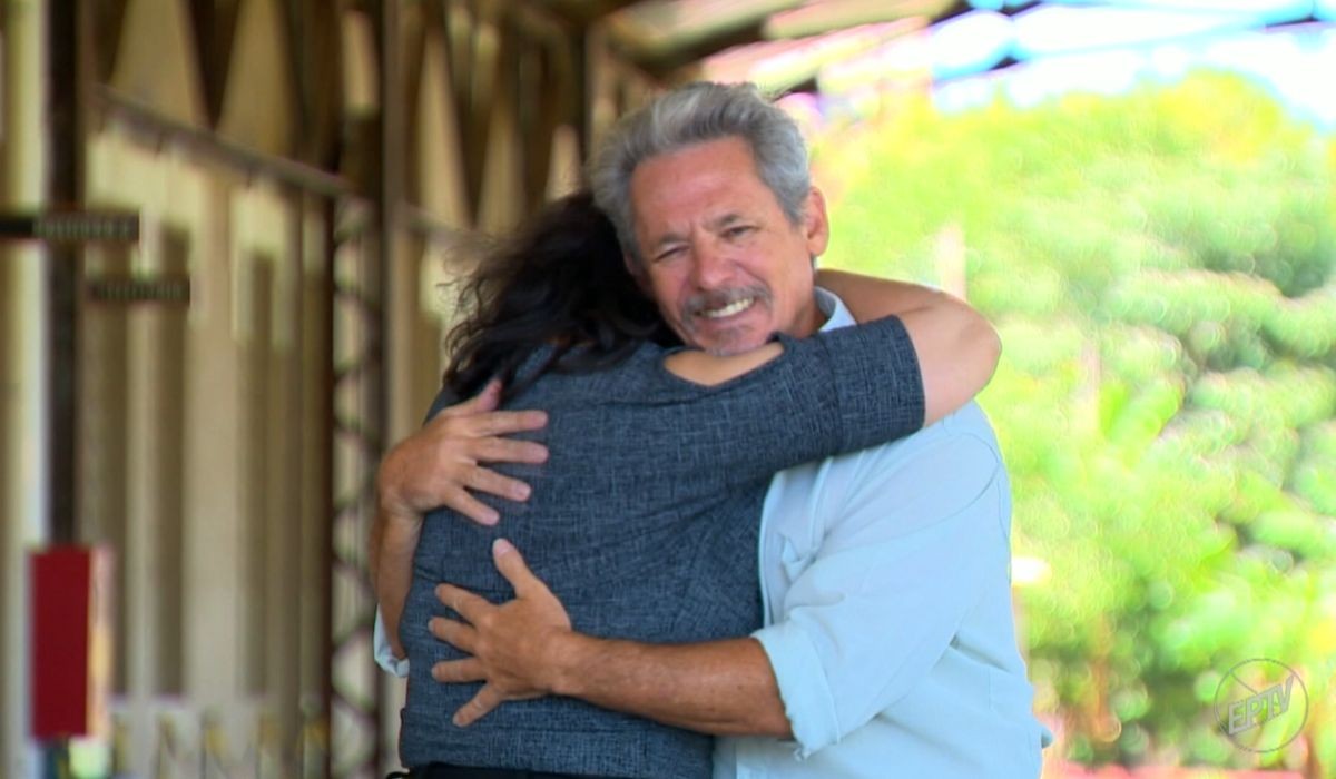 Língua tátil: surdocego conta como 'sente' as palavras com as mãos 