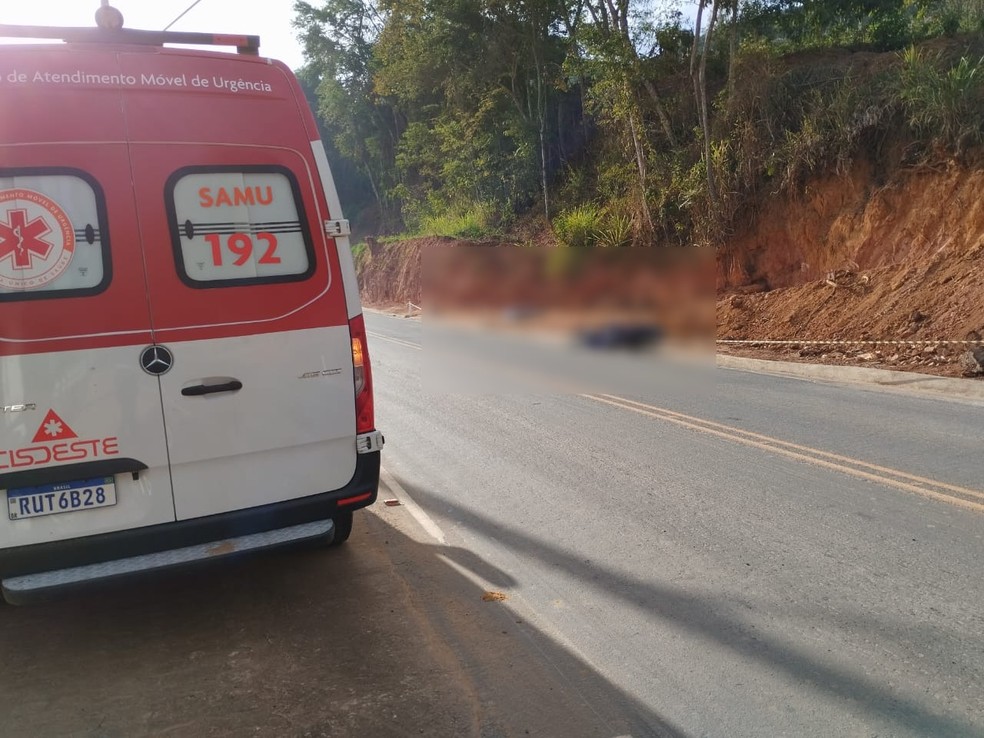 Motociclista morto à margem da rodovia — Foto: Redes sociais