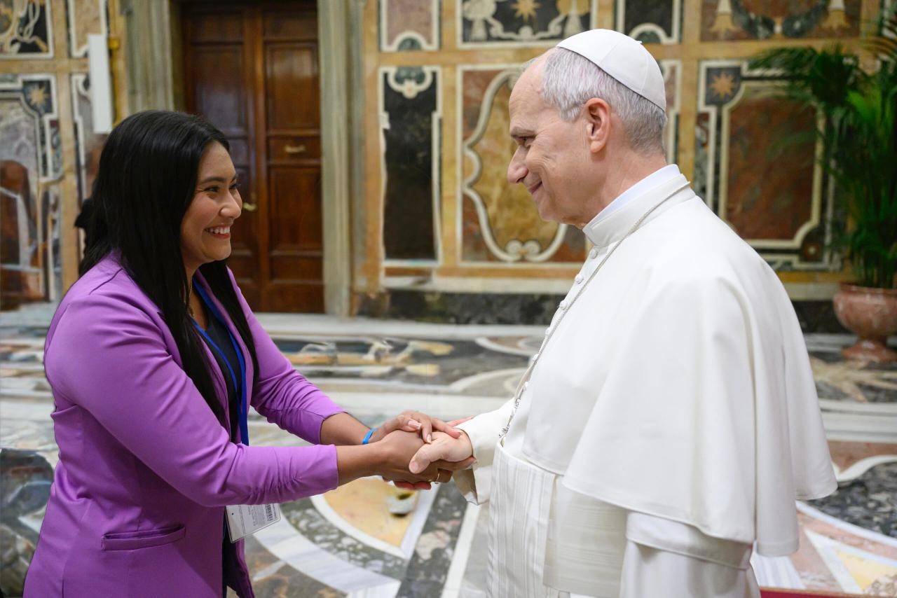 Vereadora Clara Barbosa participa de programa internacional no Vaticano e encontra o Papa Leão XIV