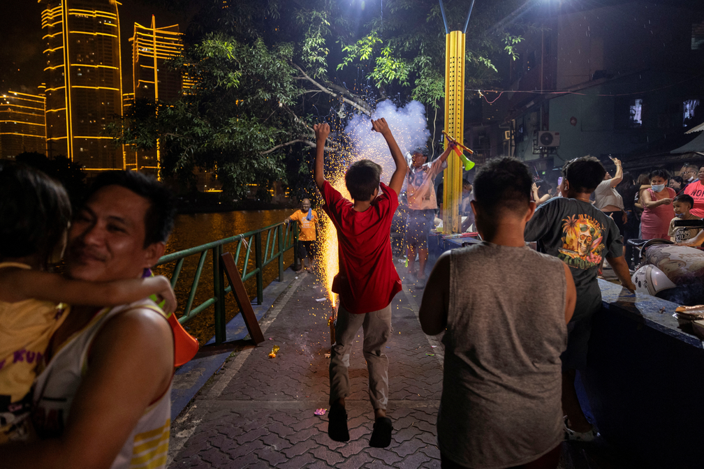 Filipinos celebram o Ano Novo com fogos de artifcio na cidade de Mandaluyong, Metro Manila  Foto: REUTERS/Eloisa Lopez