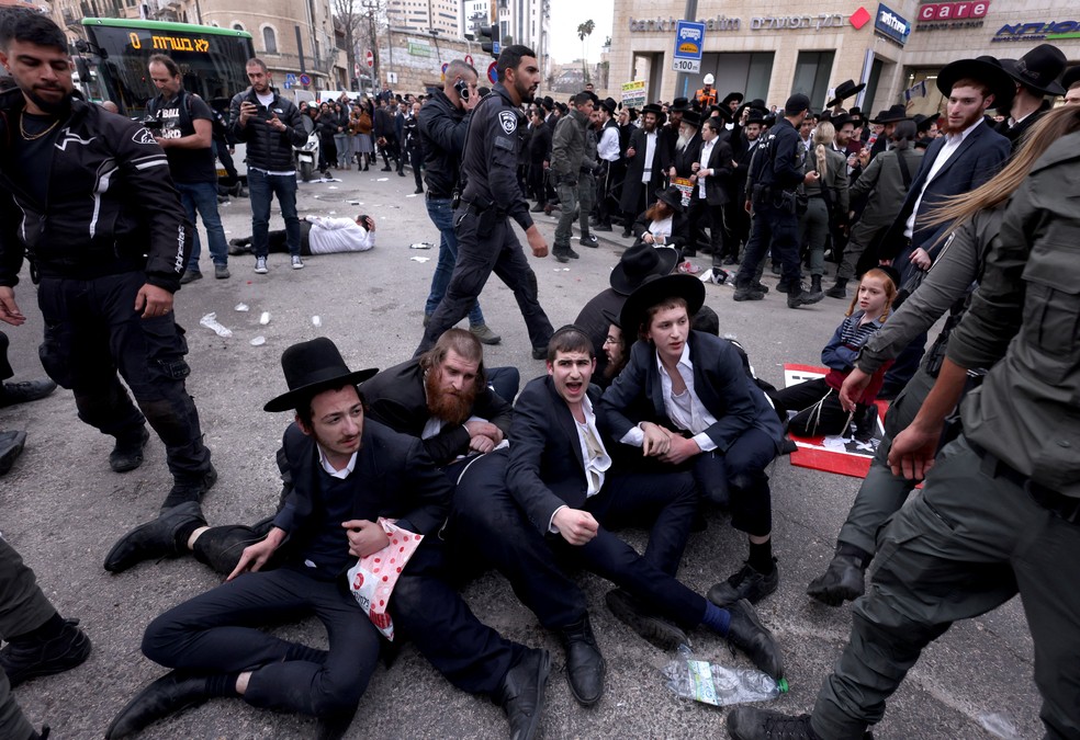 Judeus ultraortodoxos protestam em rua de Jerusalém contra proposta do governo para derrubar lei que isenta o grupo de servir ao Exército, em 26 de fevereiro de 2024. — Foto: Ronen Zvulun/ Reuters