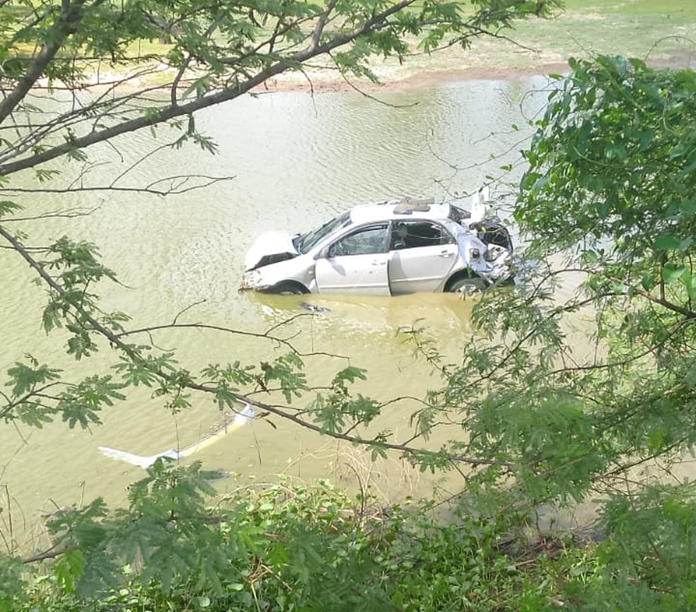 Carro ficou submerso em lago em Macau — Foto: Redes sociais