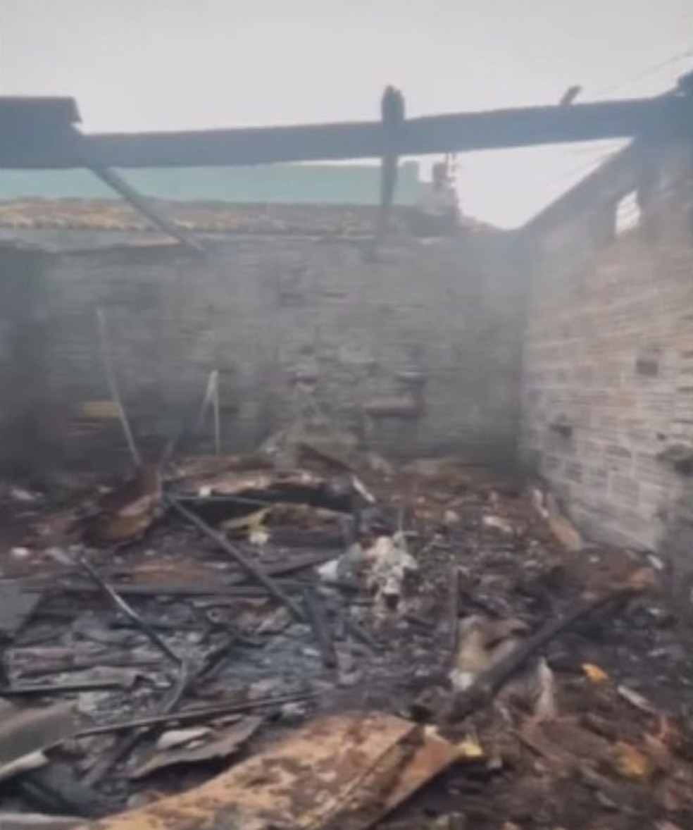 Imóvel fica destruído após incêndio na Bahia — Foto: Reprodução/TV Bahia