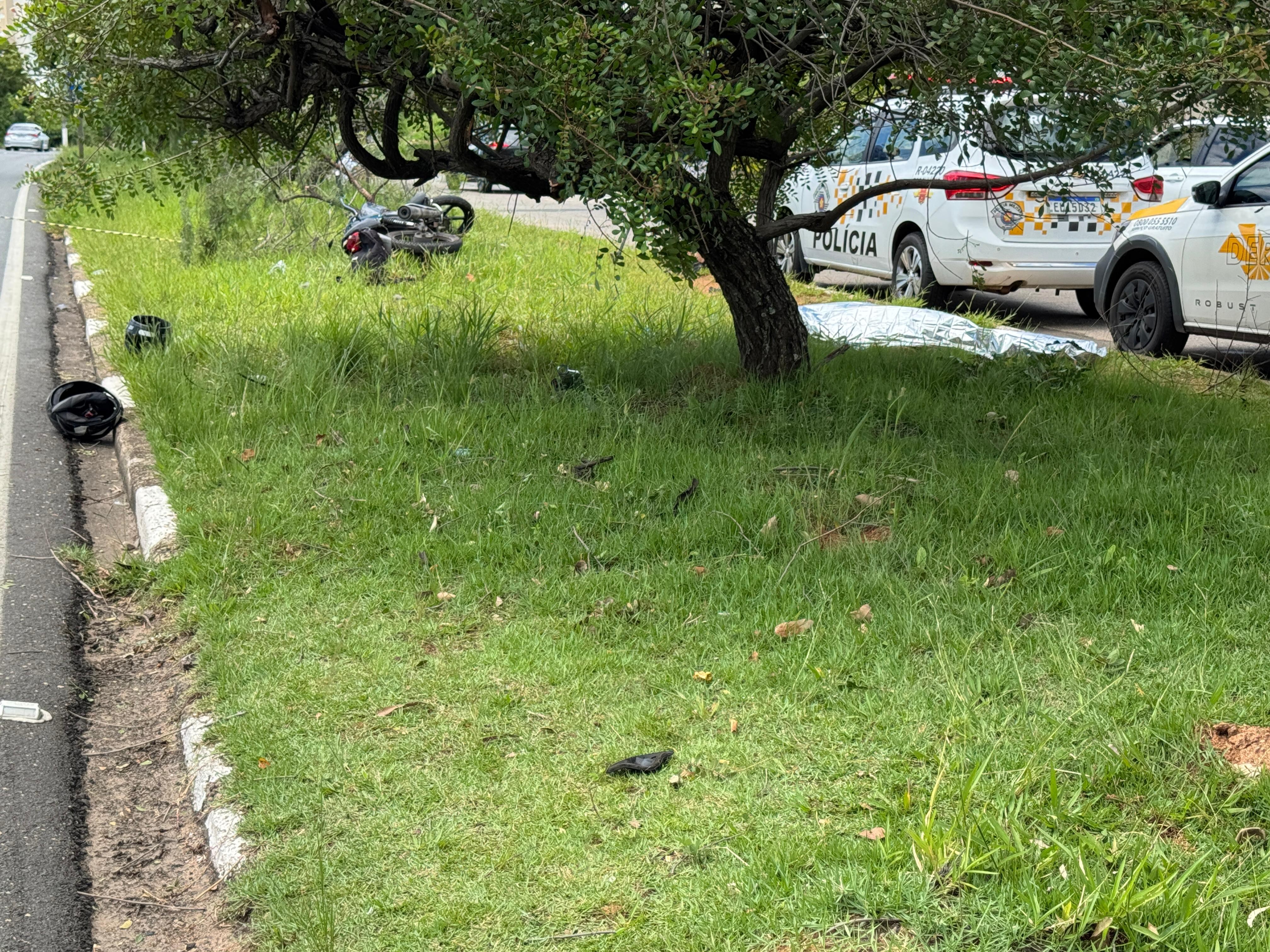 Motociclista morre após bater em árvore na Rodovia Francisco Von Zuben, em Campinas