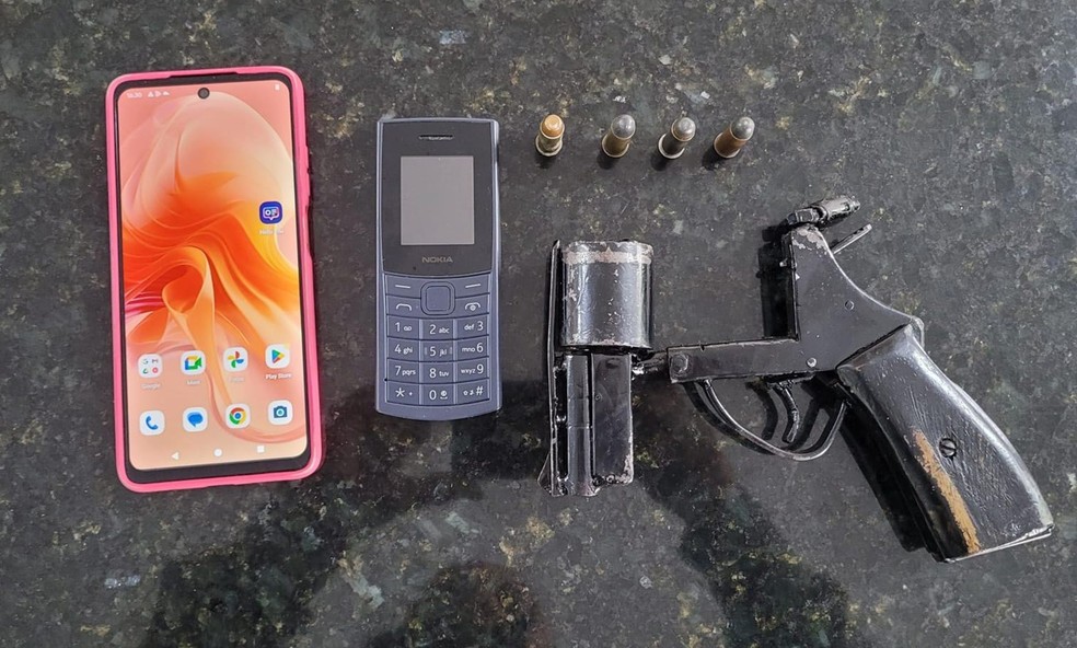 Arma e celulares apreendidos com neto suspeito de assaltar os próprios avós em Natal — Foto: PMRN/Divulgação