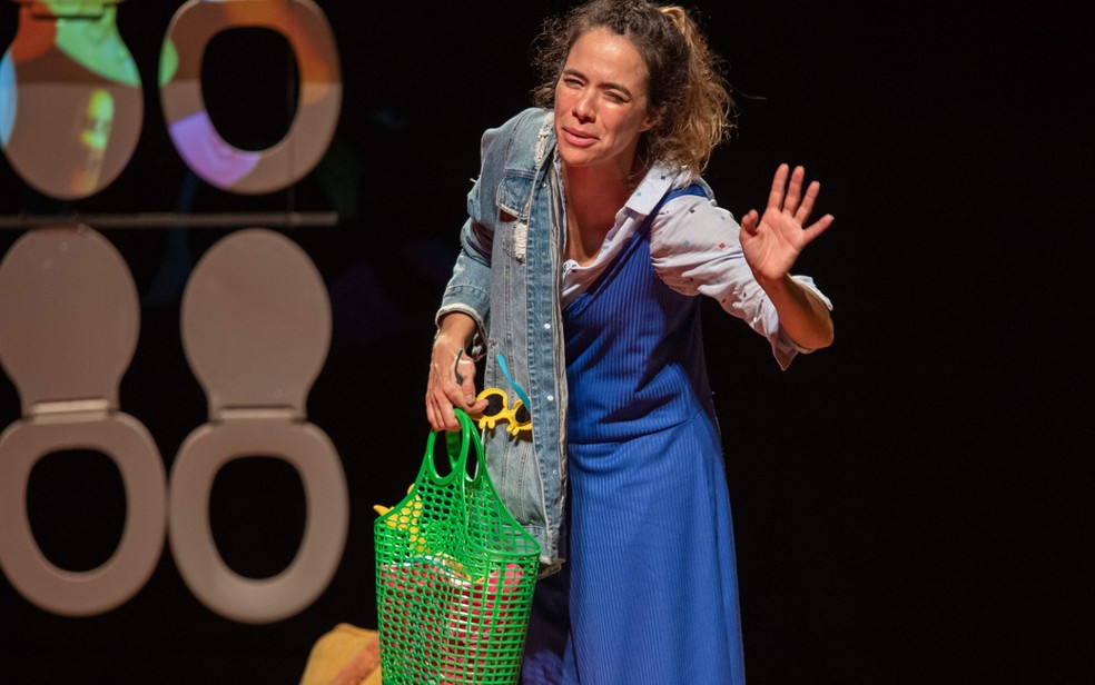 A atriz Miá Mello encena o monólogo 'Mãe Fora da Caixa' no Teatro Municipal de Ribeirão Preto, SP e propõe uma reflexão sobre os bastidores da criação dos filhos, longe das redes sociais e do romantismo — Foto: Divulgação