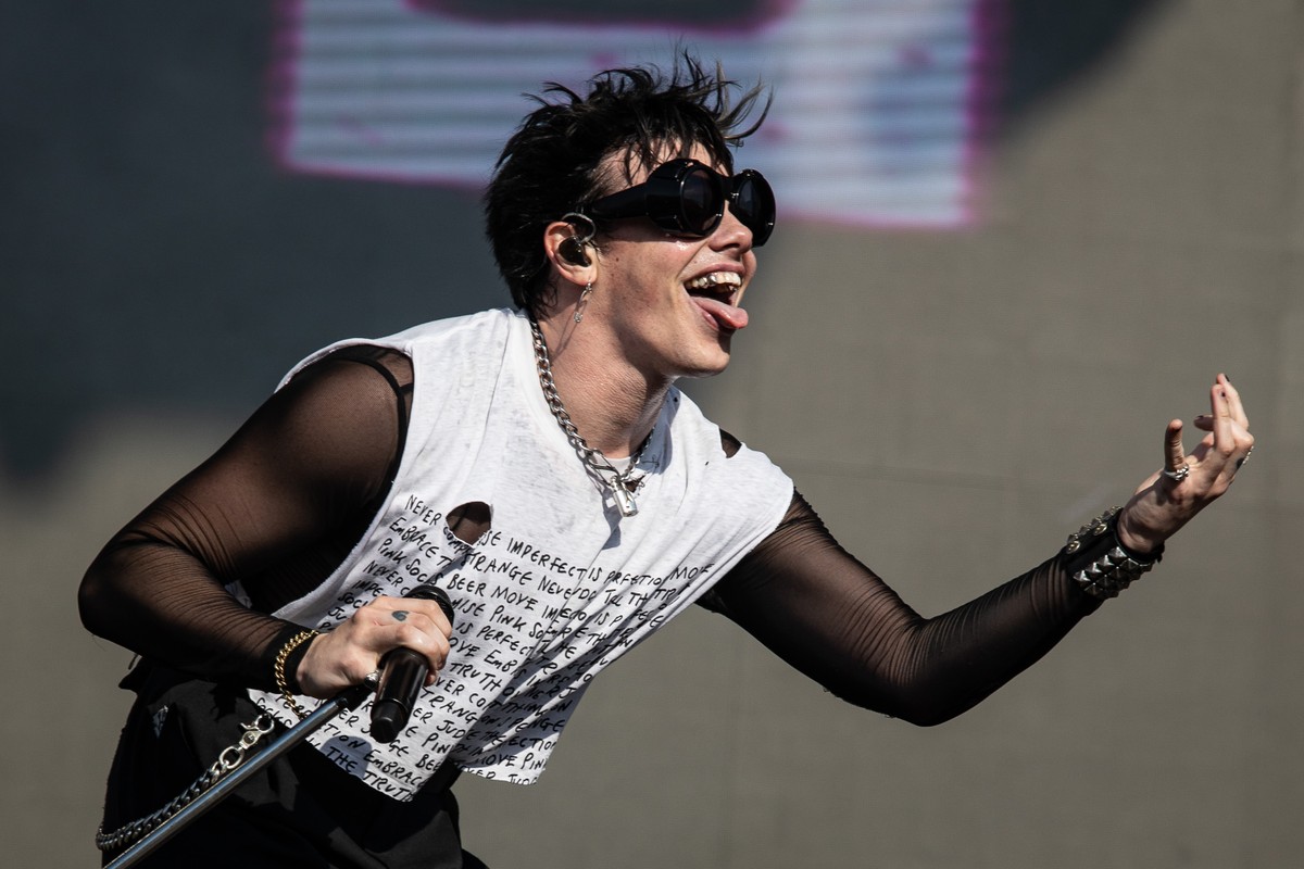Yungblud canta no meio do público, usa cropped do Brasil e abre rodinha em show agitado no Lollapalooza | Lollapalooza 2023 | G1