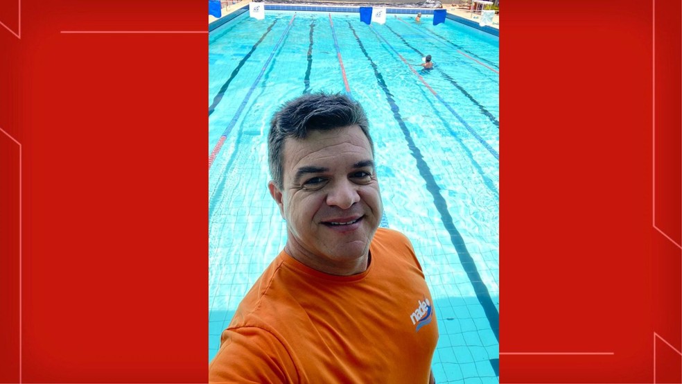 Fabiano Terra junto a piscina onde nada e dá aulas, no Distrito Federal — Foto: Arquivo pessoal
