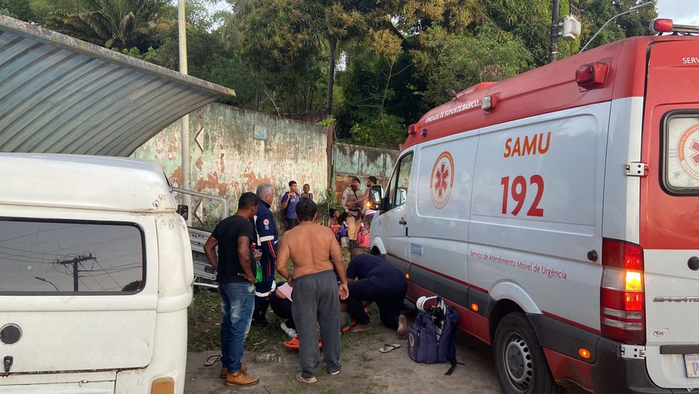 Criança é socorrida pelo Serviço de Atendimento Móvel de Urgência após acidente em Salvador — Foto: Felipe Oliveira/TV Bahia