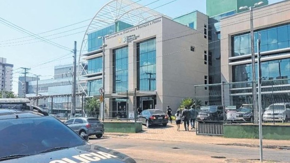 Polícia Civil investiga triplo homicídio no Bairro Canindezinho, em Fortaleza. — Foto: Brenda Albuquerque/ SVM