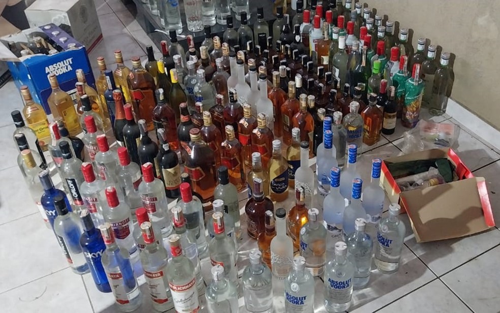 Polícia Civil faz operação contra falsificação e comércio ilegal de bebidas alcoólicas em Poços de Caldas — Foto: João Daniel Alves/EPTV