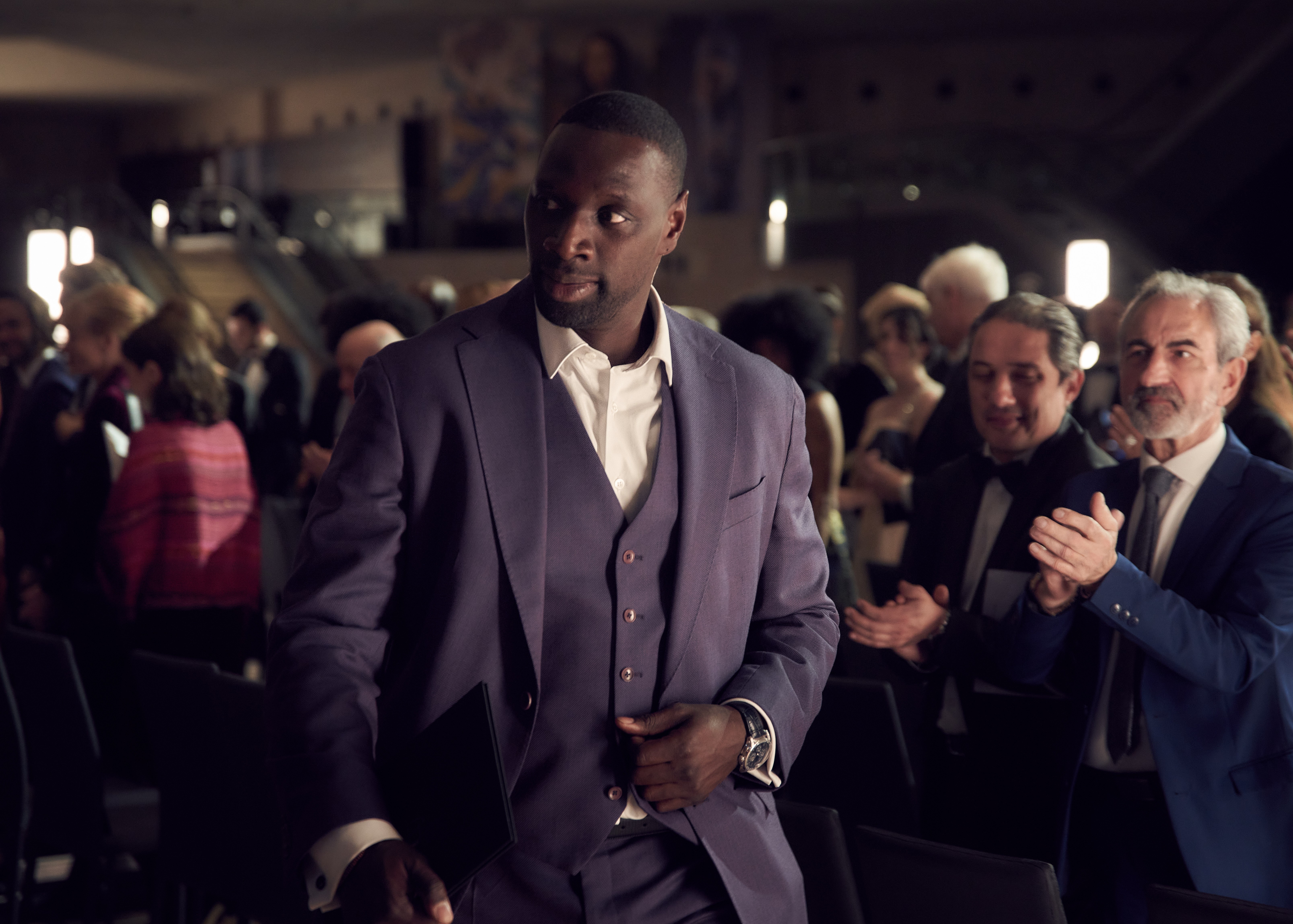 Roubo no Louvre gera comparações com ‘Lupin’, e ator Omar Sy vira alvo de memes: ‘Onde você estava neste domingo?’