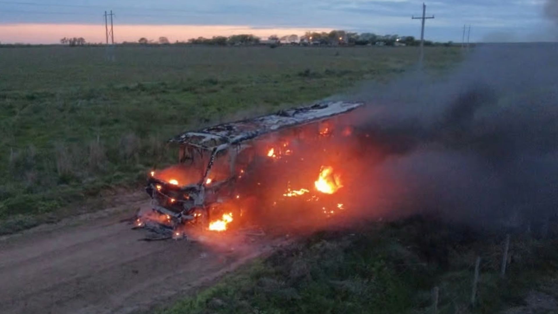 Ônibus escolar é destruído por incêndio em Uruguaiana, no RS; crianças foram retiradas