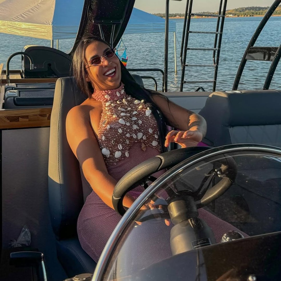 Influencer Karol Digital durante passeio de lancha — Foto: Reprodução/Redes Sociais Karol Digital