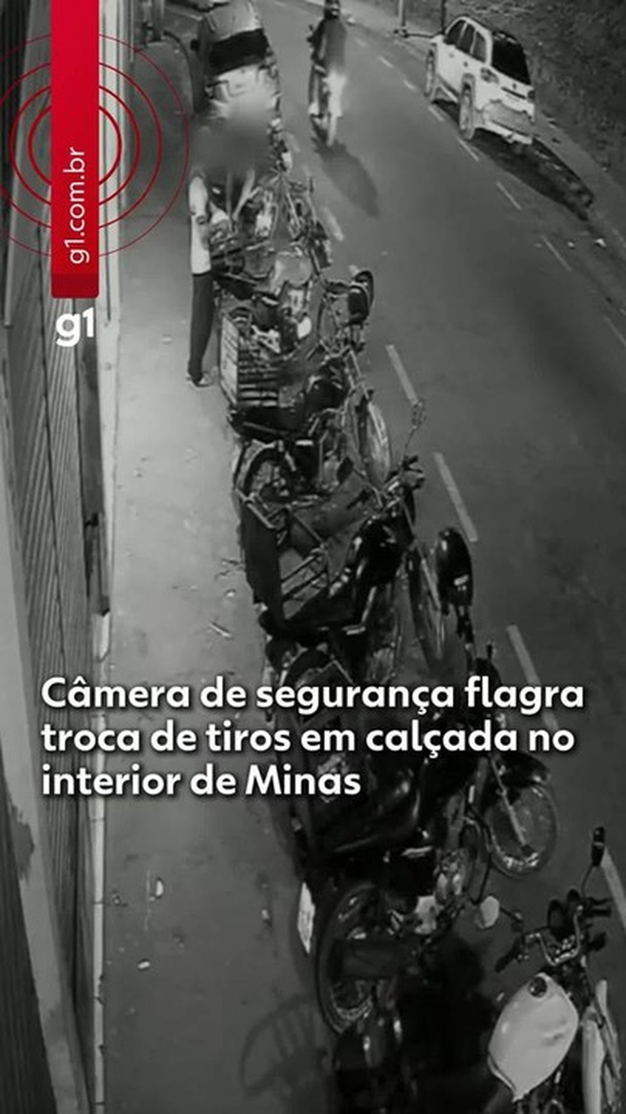 Câmera de segurança flagra troca de tiros em calçada de Caratinga; VÍDEO