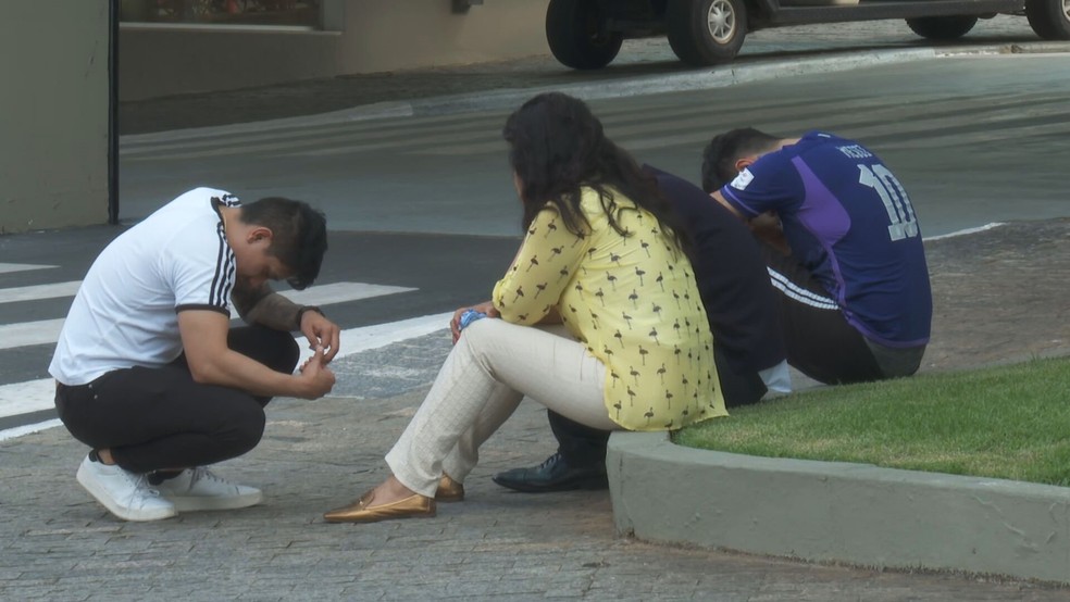 Família de Marco Aurélio Cardenas Acosta em frente ao cemitério — Foto: Reprodução/TV Globo