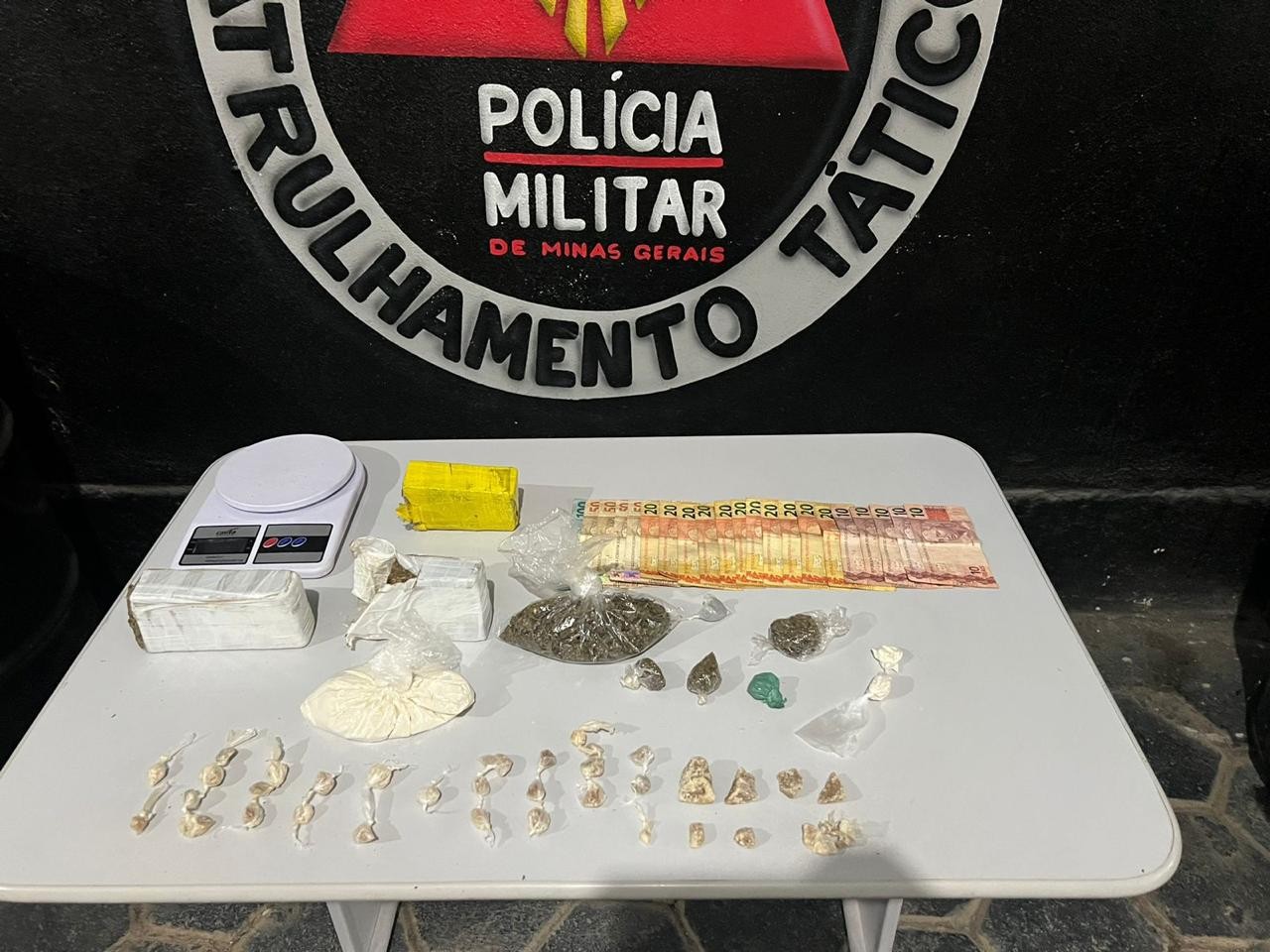 PM apreende drogas na casa de rapaz após receber denúncias de que ele estaria guardando entorpecentes para outro homem 