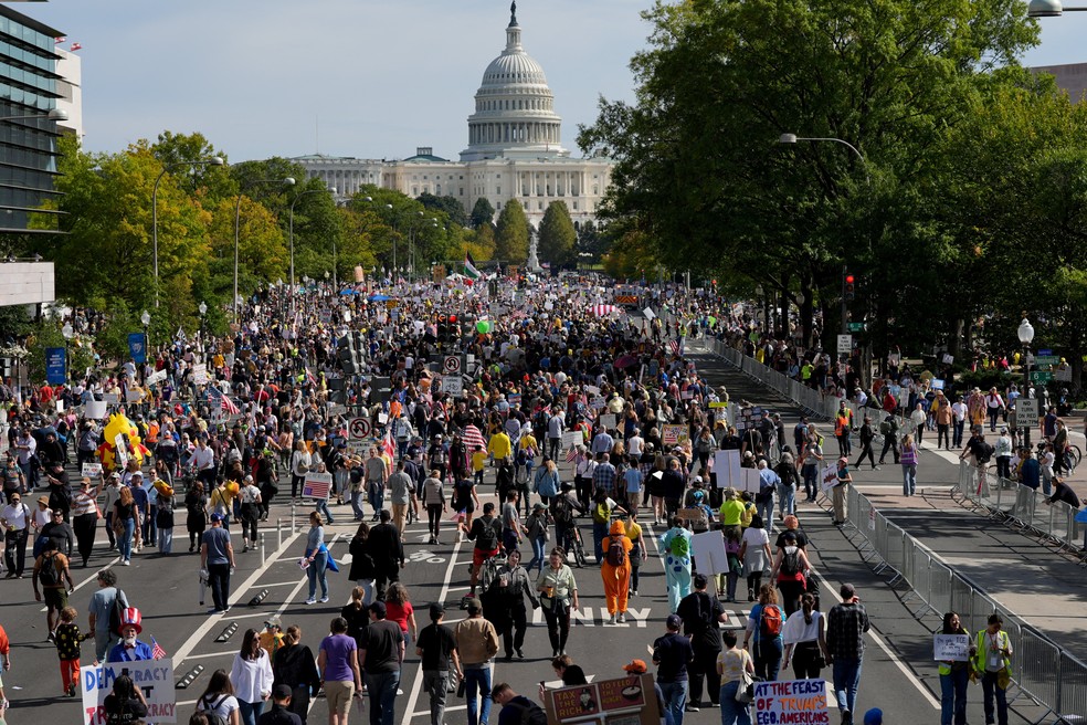 Manifestantes se reúnem próximo ao Capitólio dos Estados Unidos durante o protesto “No Kings” contra as políticas do presidente Donald Trump, em Washington, D.C., em 18 de outubro de 2025.  — Foto:  REUTERS/Leah Millis