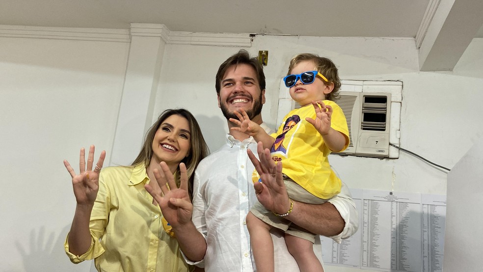 O candidato à reeleição em Campina Grande, Bruno Cunha Lima, votou perto das 11h — Foto: Lídice Pegado/TV Paraíba