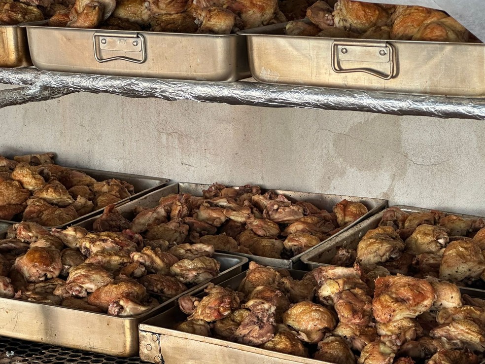Macarronada é acompanhada de uma tonelada de frango assado em Pedrinhas Paulista — Foto: Emerson Sanchez / TV TEM