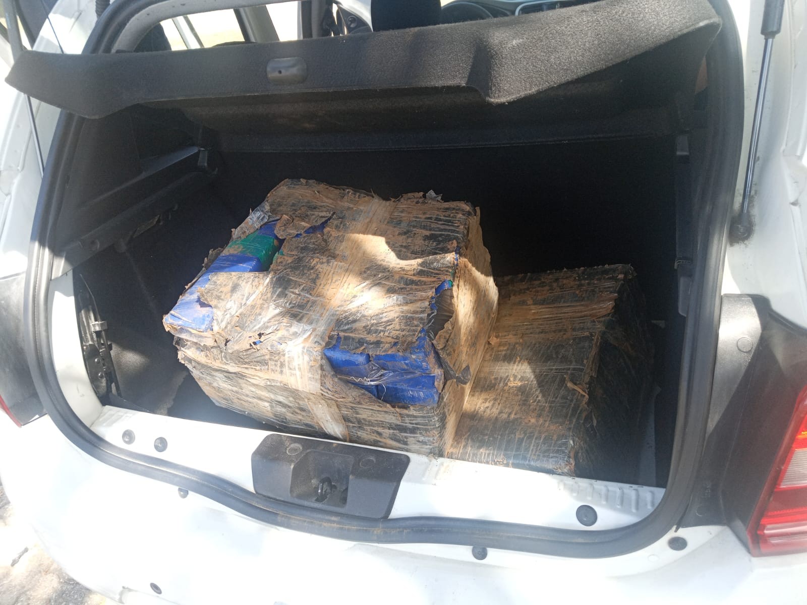 Homem é preso com mais de 100 quilos de maconha no porta-malas do carro na Dutra