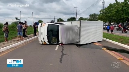 Acidente entre dois caminhões deixa uma pessoa ferida em Araguaína