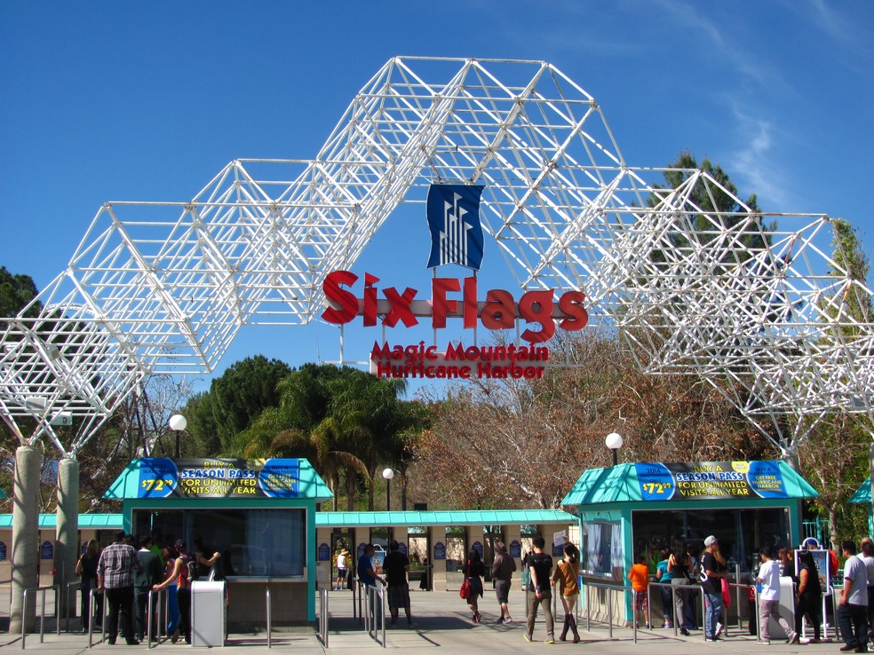 Fachada do parque Six Flag Magic Mountain, na Califórnia — Foto: By Jeremy Thompson from United States of America - Six Flags Magic Mountain, CC BY 2.0, https://commons.wikimedia.org/w/index.php?curid=32693051