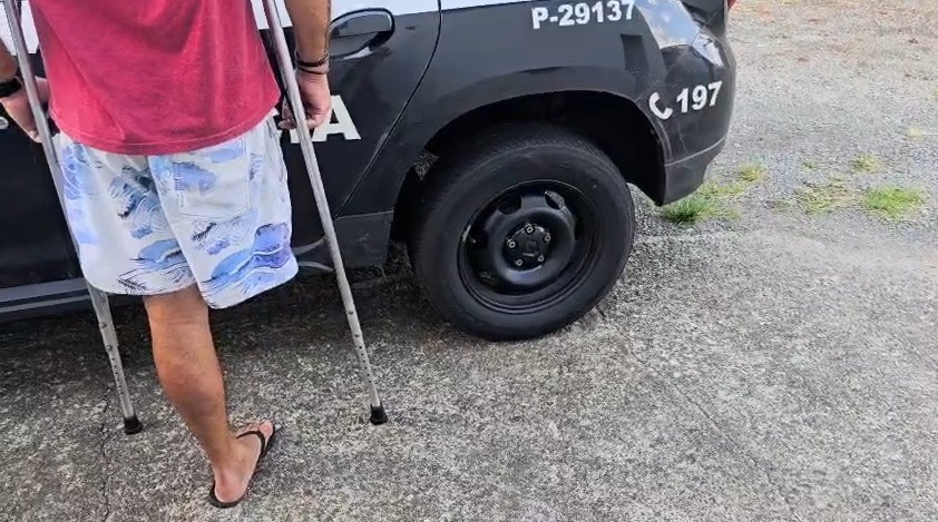 Homem com deficiência física é preso suspeito de agredir a esposa com chute em Cerquilho