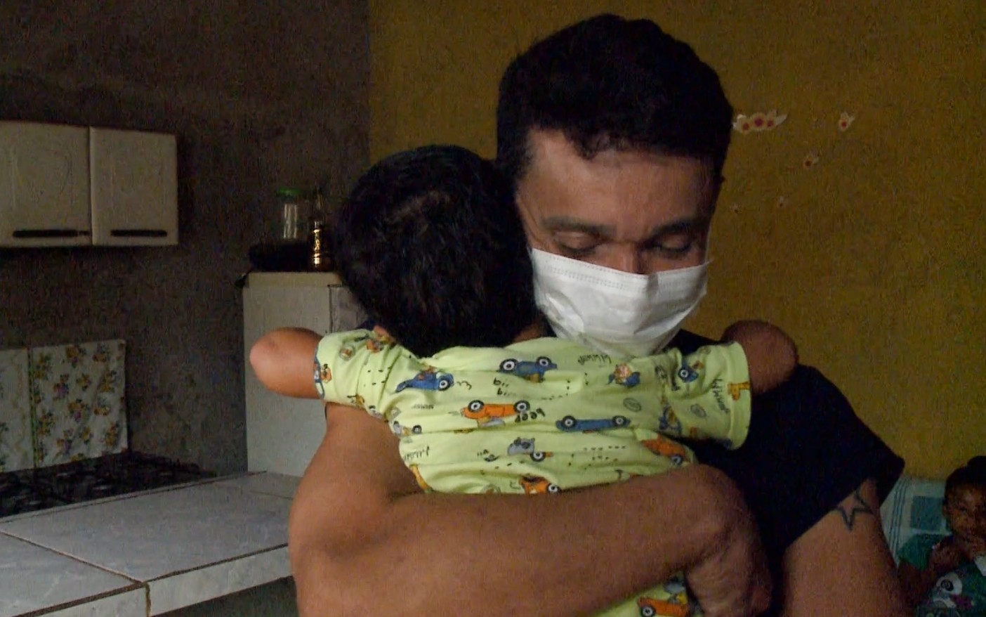 Técnico de enfermagem reencontra bebê que salvou de engasgo após quase 2 anos em Teresina