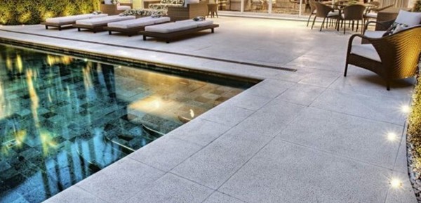 Revestimentos que valorizam piscinas e ampliam o visual da área externa