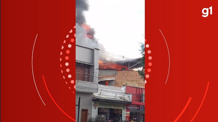 Vídeos mostram incêndio em supermercado de Teófilo Otoni