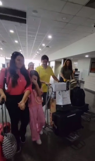 Filha do deputado Eduardo Velloso é recebida em aeroporto do AC após um mês internada: 'Imensamente feliz'