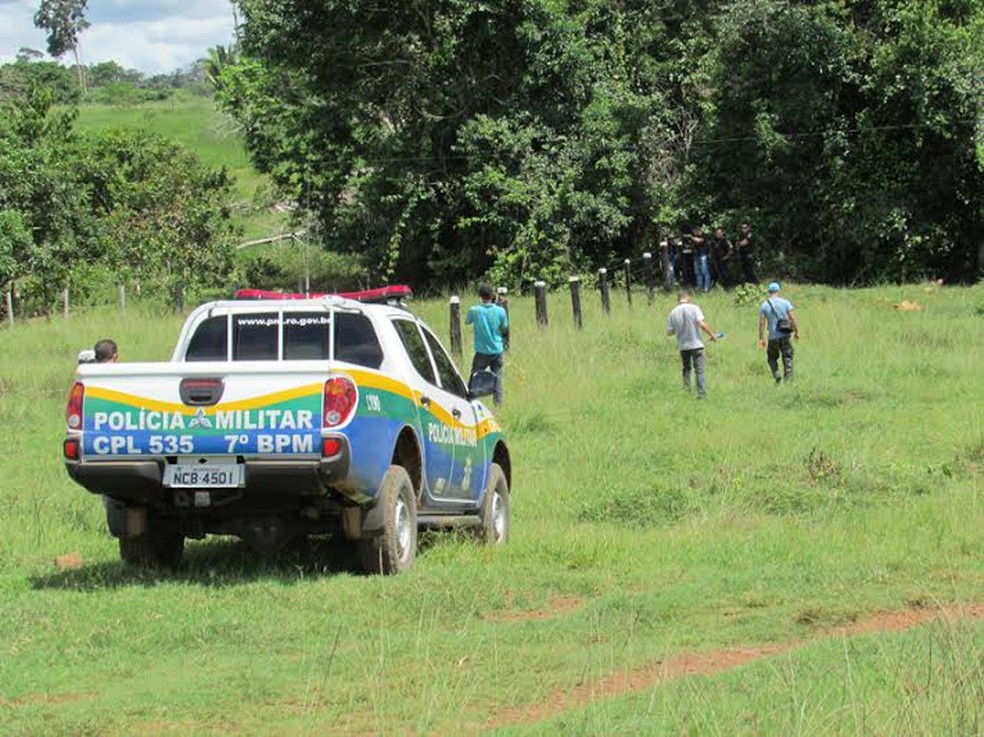 Polícia Militar investiga morte no campo — Foto: Elvis Dias/Enfoco Notícias