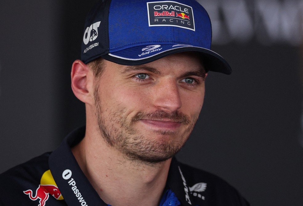 Max Verstappen na quinta feira (2) antes do GP de Silverstone de 2026 — Foto: REUTERS/Andrew Boyers