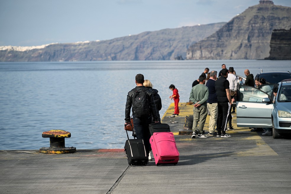 Moradores de Santorini, na Grécia, esperam para embarcar em balsa em 3 de fevereiro de 2025. — Foto: REUTERS/Nikos Christofakis