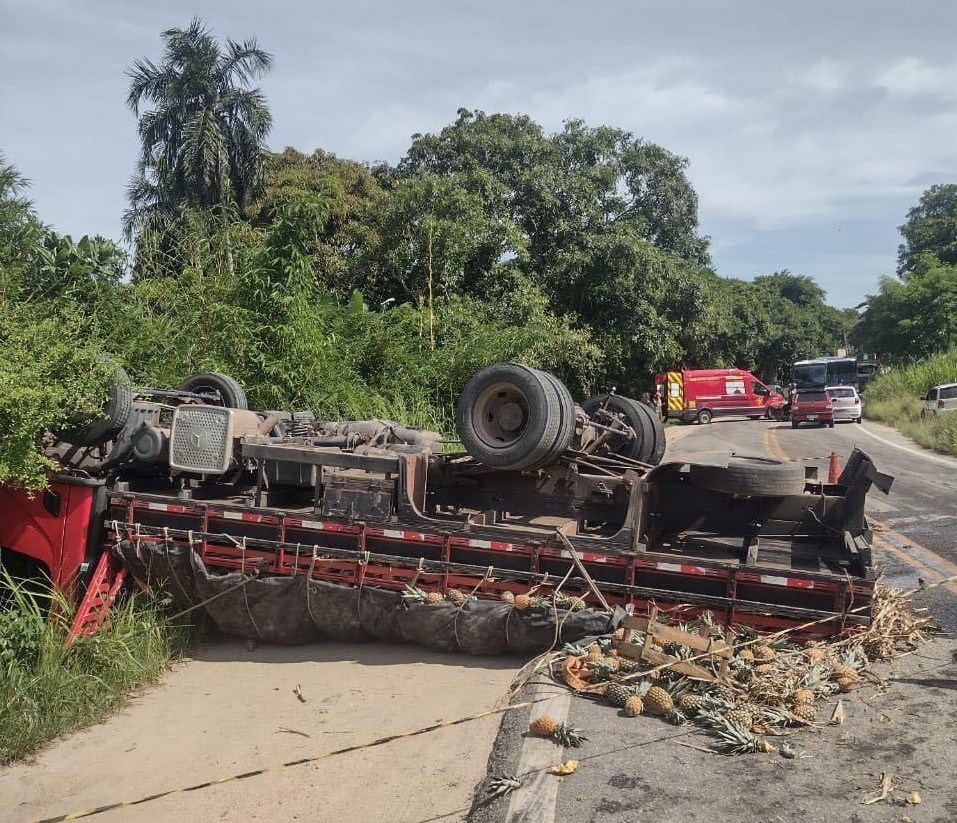 Caminhão de abacaxis tomba após colisão com carro na RJ-106, em Bacaxá, distrito de Saquarema  