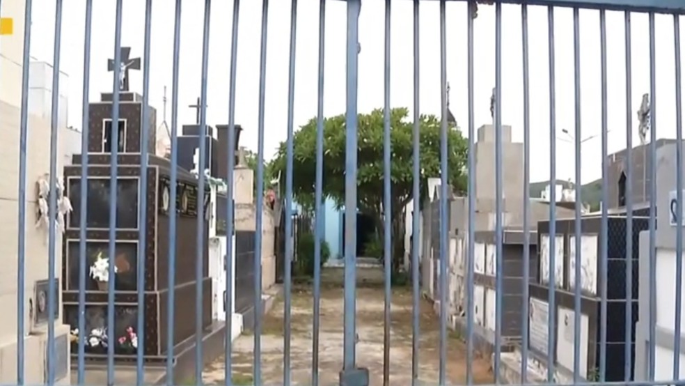 Cemitério São João Batista, na cidade de Santana do Acaraú, no interior do Ceará, onde três criminosos morreram em confronto com policiais militares — Foto: TV Verdes Mares/Reprodução