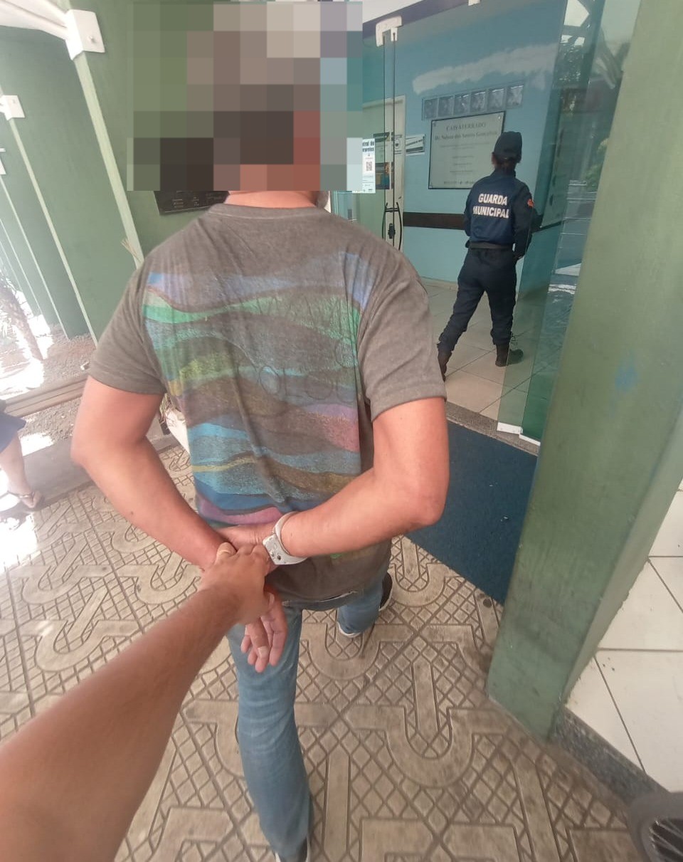 Homem é preso por suspeita de ameaçar idosa e agredir duas mulheres a pauladas em Volta Redonda 