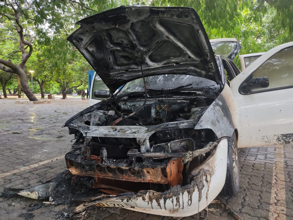 Carro pega fogo minutos após mulher estacionar em praça no centro de Palmas, Tocantins