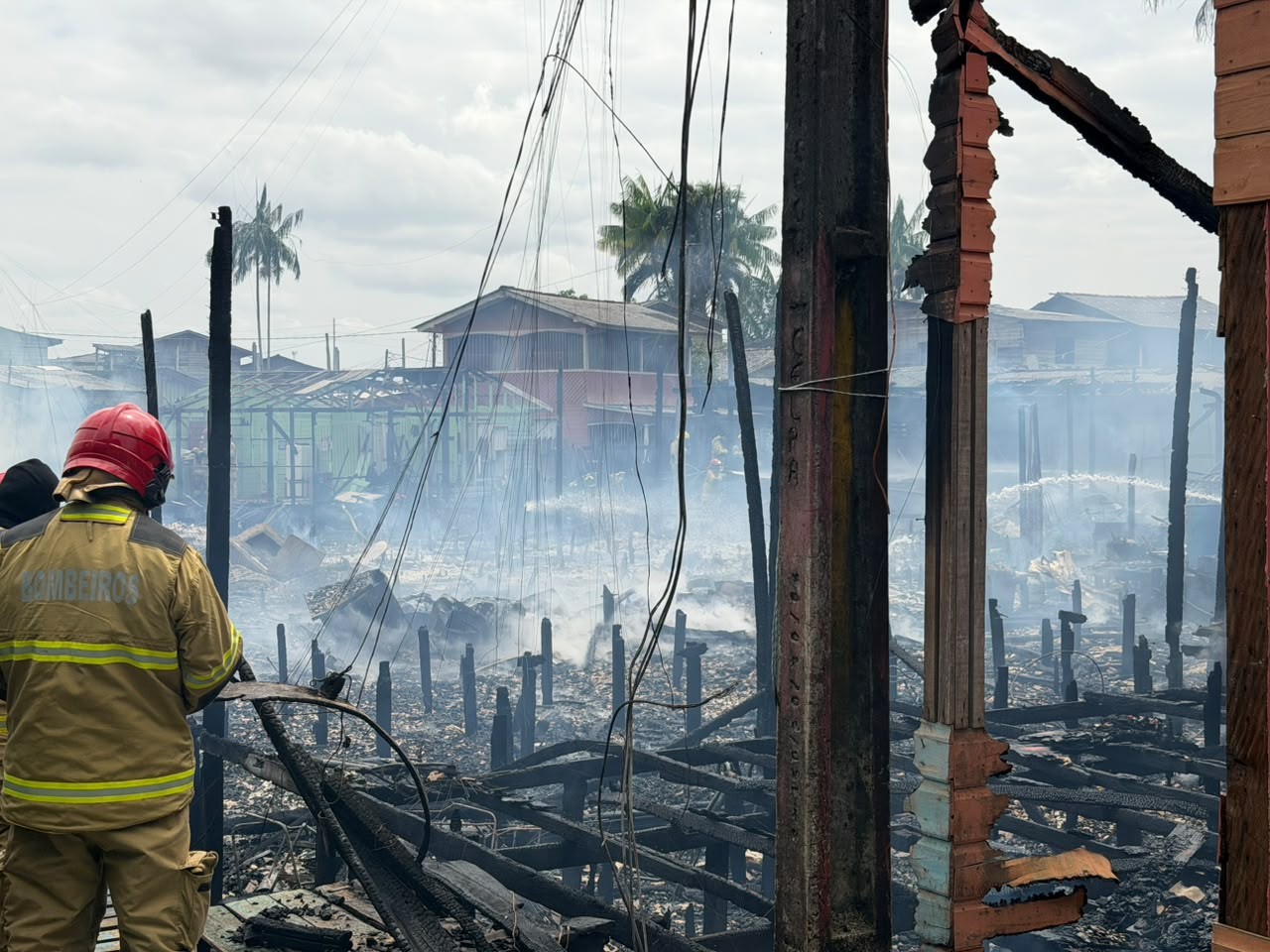Incêndio em Santana AP destrói casas e afeta 150 pessoas | G1
