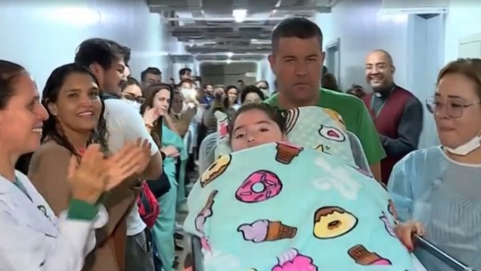 Menina com doença degenerativa criada dentro de hospital tem alta e volta para casa após 12 anos: 'Mostrar o mundo para ela’, diz mãe